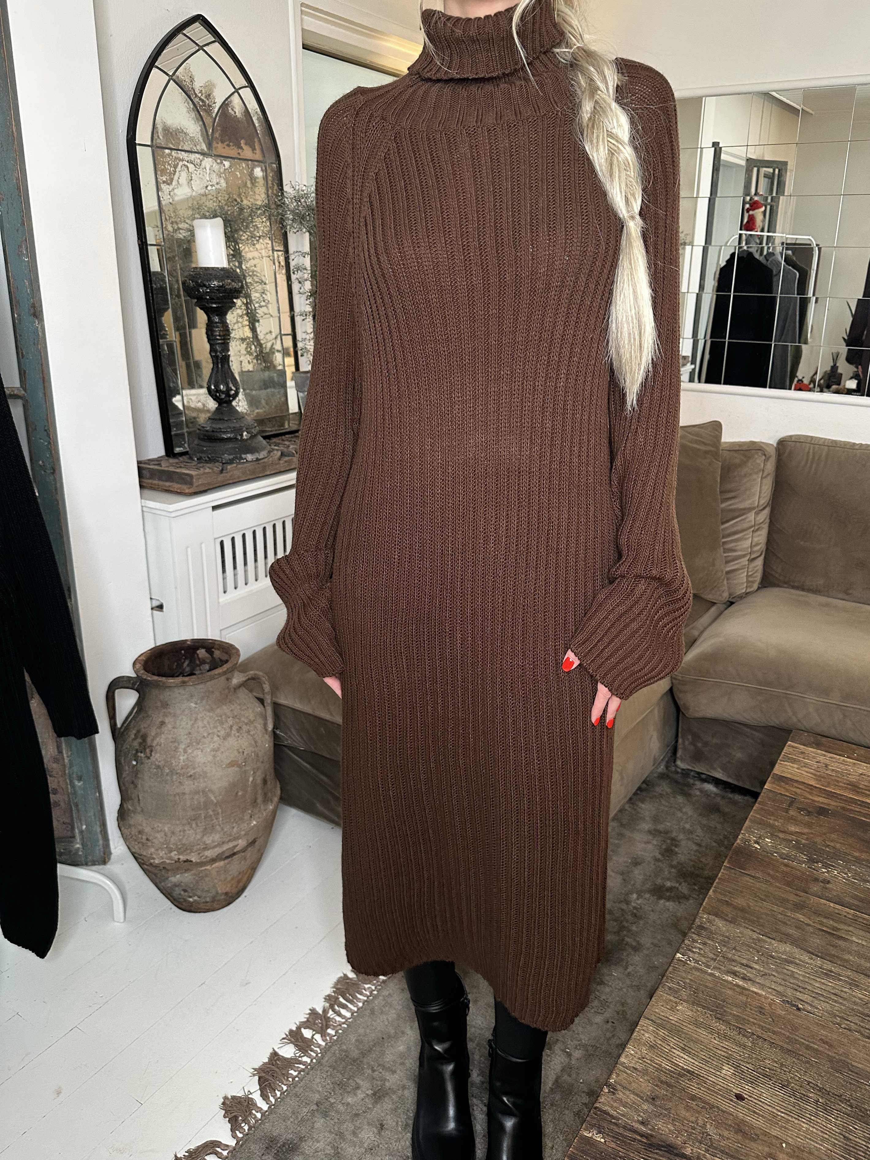 Milu - Lang strikkjole med rib